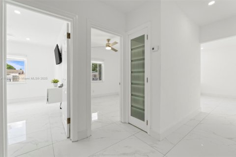 House in Hialeah, Florida 4 bedrooms, 155.15 sq.m. № 1872130 - photo 11