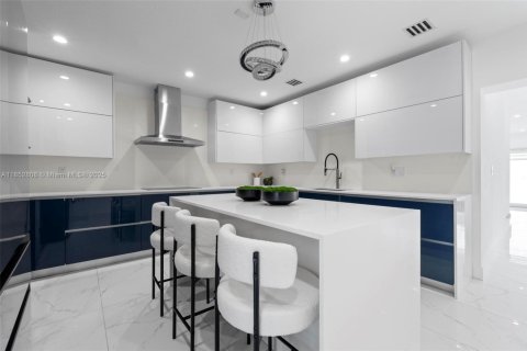 House in Hialeah, Florida 4 bedrooms, 155.15 sq.m. № 1872130 - photo 10