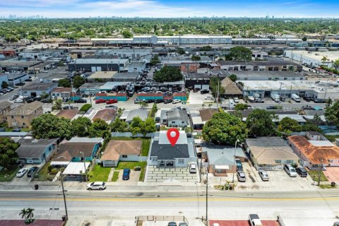 House in Hialeah, Florida 4 bedrooms, 155.15 sq.m. № 1872130 - photo 28