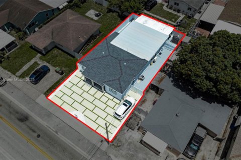House in Hialeah, Florida 4 bedrooms, 155.15 sq.m. № 1872130 - photo 30