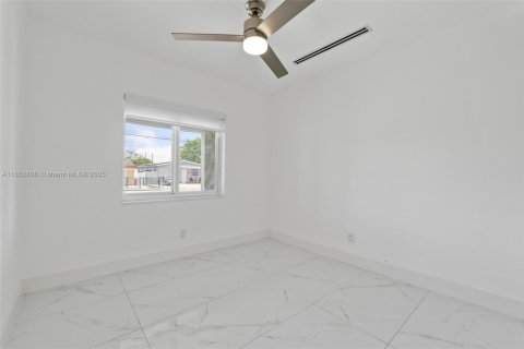 House in Hialeah, Florida 4 bedrooms, 155.15 sq.m. № 1872130 - photo 16