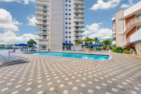 Condo in Hollywood, Florida, 2 bedrooms  № 1695207 - photo 24