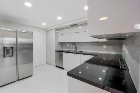 Condo in Hollywood, Florida, 2 bedrooms  № 1695207 - photo 1
