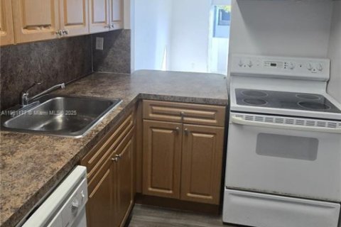 Apartamento en alquiler en Cutler Bay, Florida, 2 dormitorios, 69.68 m2 № 1952318 - foto 2