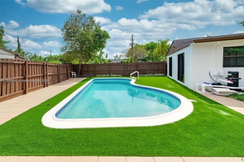 Casa en venta en Hollywood, Florida, 3 dormitorios, 80.55 m2 № 1934162 - foto 2