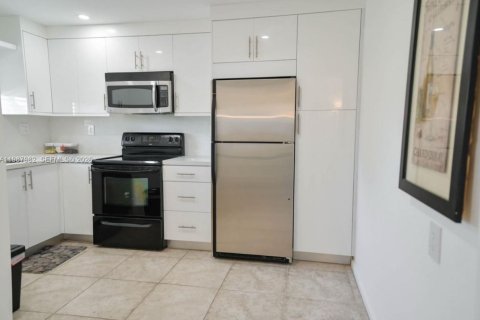 Copropriété à louer à Hollywood, Floride: 1 chambre, 83.61 m2 № 2051289 - photo 3