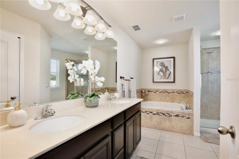 House in Orlando, Florida 4 bedrooms, 265.24 sq.m. № 2112488 - photo 23