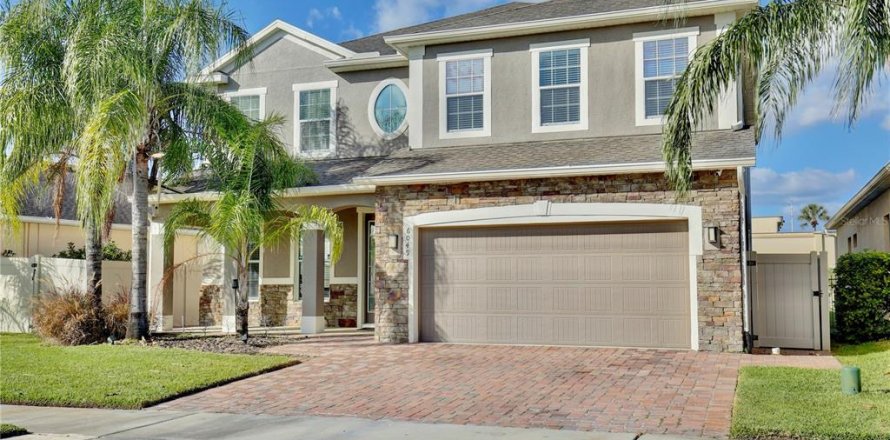 House in Orlando, Florida 4 bedrooms, 265.24 sq.m. № 2112488