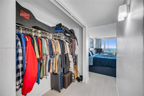 Condo in North Bay Village, Florida, 2 bedrooms  № 2081801 - photo 9