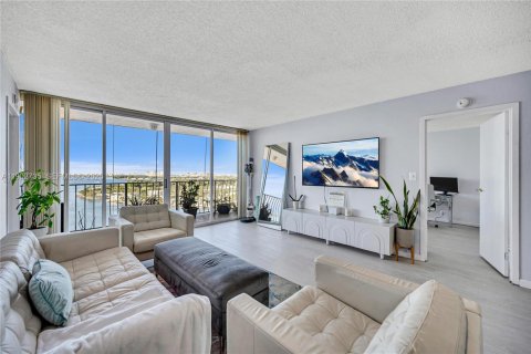 Condo in North Bay Village, Florida, 2 bedrooms  № 2081801 - photo 3