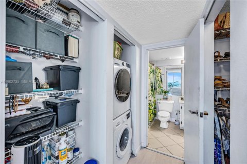 Condo in North Bay Village, Florida, 2 bedrooms  № 2081801 - photo 6