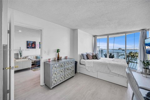 Condo in North Bay Village, Florida, 2 bedrooms  № 2081801 - photo 2