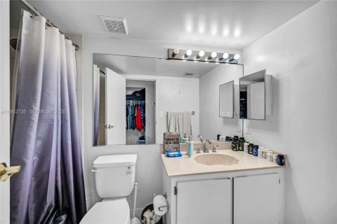 Condo in North Bay Village, Florida, 2 bedrooms  № 2081801 - photo 10