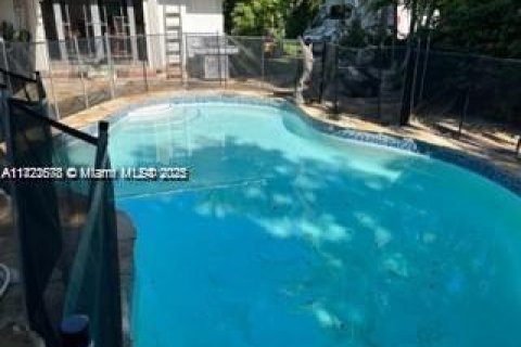 House in Coral Gables, Florida 5 bedrooms, 318.47 sq.m. № 1985012 - photo 9