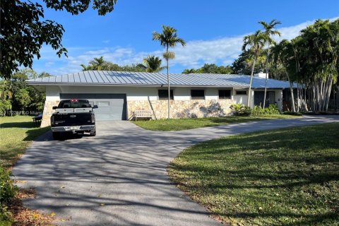 House in Coral Gables, Florida 5 bedrooms, 318.47 sq.m. № 1985012 - photo 1