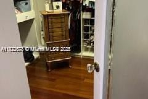 House in Coral Gables, Florida 5 bedrooms, 318.47 sq.m. № 1985012 - photo 26