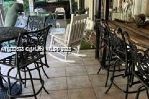 House in Coral Gables, Florida 5 bedrooms, 318.47 sq.m. № 1985012 - photo 15