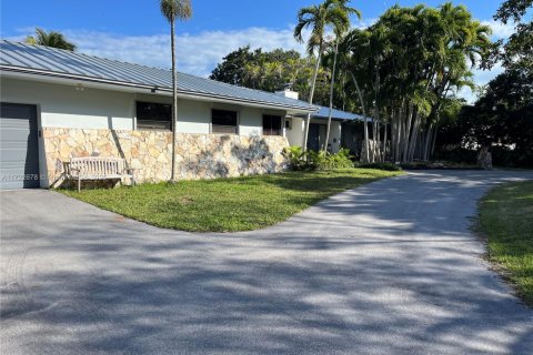 House in Coral Gables, Florida 5 bedrooms, 318.47 sq.m. № 1985012 - photo 2