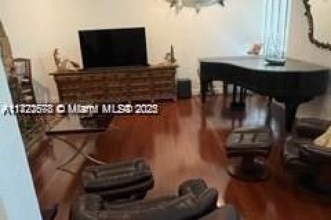 House in Coral Gables, Florida 5 bedrooms, 318.47 sq.m. № 1985012 - photo 21
