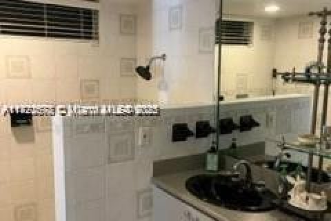 House in Coral Gables, Florida 5 bedrooms, 318.47 sq.m. № 1985012 - photo 28