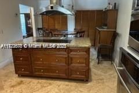 House in Coral Gables, Florida 5 bedrooms, 318.47 sq.m. № 1985012 - photo 13