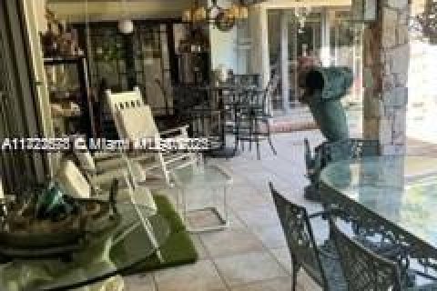 House in Coral Gables, Florida 5 bedrooms, 318.47 sq.m. № 1985012 - photo 17