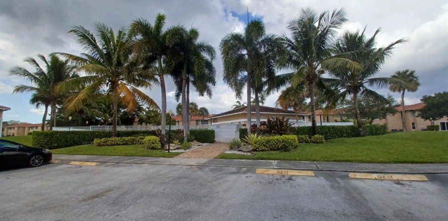 Condo in Coral Springs, Florida, 2 bedrooms № 2187927