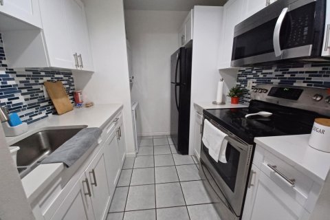 Condo in Coral Springs, Florida, 2 bedrooms № 2187927 - photo 4