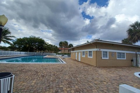 Condo in Coral Springs, Florida, 2 bedrooms № 2187927 - photo 2