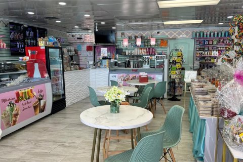 Commercial property in Dania Beach, Florida № 1990220 - photo 1