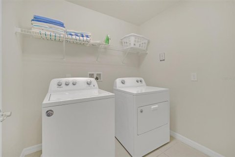 Casa en venta en Kissimmee, Florida, 5 dormitorios, 231.51 m2 № 1558827 - foto 25