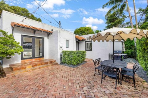 House in Coral Gables, Florida 3 bedrooms, 135.73 sq.m. № 1872464 - photo 28