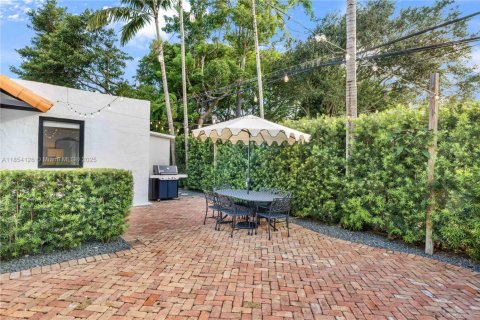 House in Coral Gables, Florida 3 bedrooms, 135.73 sq.m. № 1872464 - photo 29