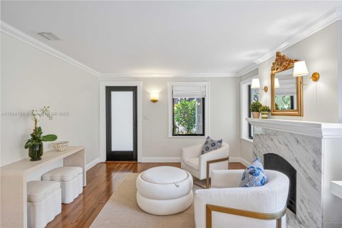 House in Coral Gables, Florida 3 bedrooms, 135.73 sq.m. № 1872464 - photo 6