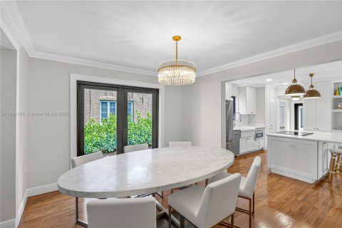 House in Coral Gables, Florida 3 bedrooms, 135.73 sq.m. № 1872464 - photo 8