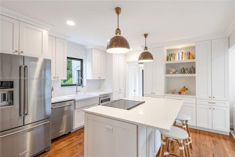 House in Coral Gables, Florida 3 bedrooms, 135.73 sq.m. № 1872464 - photo 9