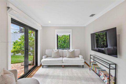 House in Coral Gables, Florida 3 bedrooms, 135.73 sq.m. № 1872464 - photo 15