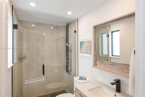 House in Coral Gables, Florida 3 bedrooms, 135.73 sq.m. № 1872464 - photo 17