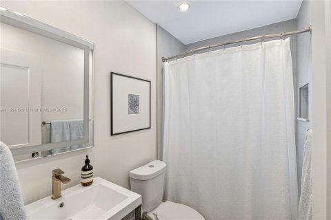 House in Coral Gables, Florida 3 bedrooms, 135.73 sq.m. № 1872464 - photo 24