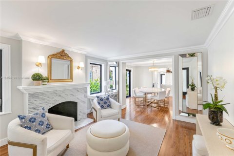 House in Coral Gables, Florida 3 bedrooms, 135.73 sq.m. № 1872464 - photo 4