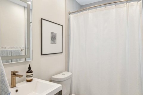 House in Coral Gables, Florida 3 bedrooms, 135.73 sq.m. № 1872464 - photo 25