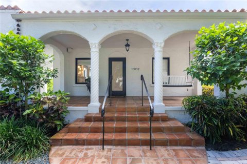 House in Coral Gables, Florida 3 bedrooms, 135.73 sq.m. № 1872464 - photo 2