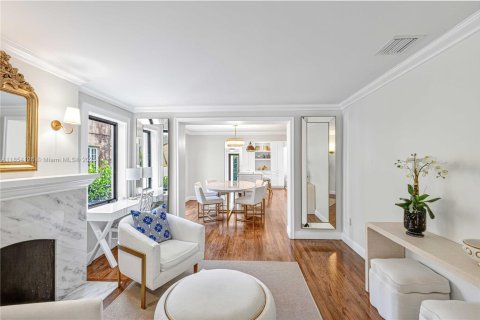 House in Coral Gables, Florida 3 bedrooms, 135.73 sq.m. № 1872464 - photo 5