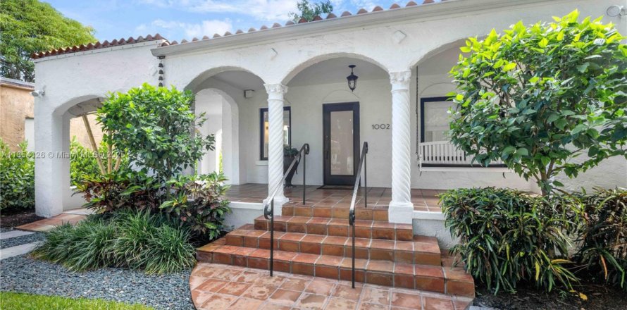House in Coral Gables, Florida 3 bedrooms, 135.73 sq.m. № 1872464