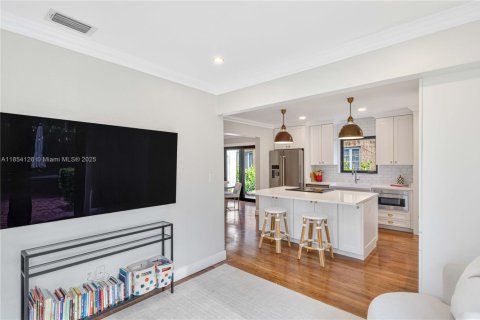 House in Coral Gables, Florida 3 bedrooms, 135.73 sq.m. № 1872464 - photo 14