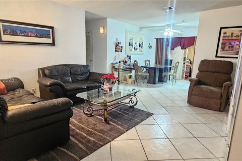 Купить виллу или дом в Тамарак, Флорида 2 спальни, 136.94м2, № 1991233 - фото 10