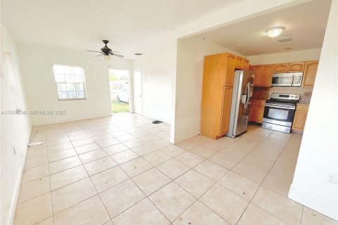 Casa en alquiler en Miami, Florida, 3 dormitorios, 141.21 m2 № 2035561 - foto 5