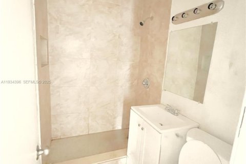 Casa en alquiler en Miami, Florida, 3 dormitorios, 141.21 m2 № 2035561 - foto 14
