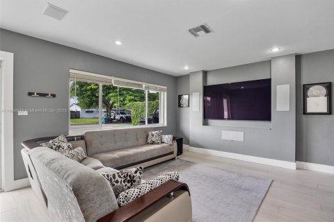 House in Miami, Florida 3 bedrooms, 101.45 sq.m. № 1942140 - photo 7