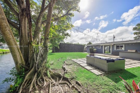 House in Miami, Florida 3 bedrooms, 101.45 sq.m. № 1942140 - photo 18